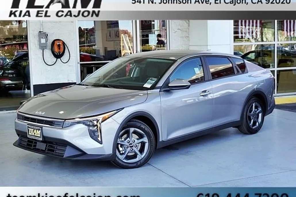 2025 Kia K4 LXS photo 1