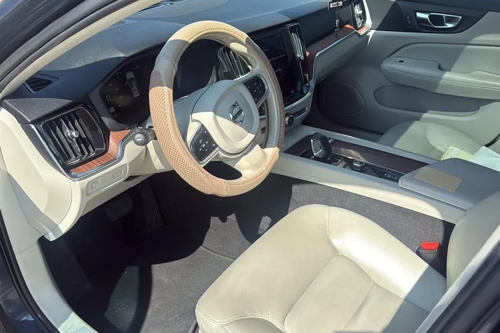 2022 Volvo S60 Momentum photo 1