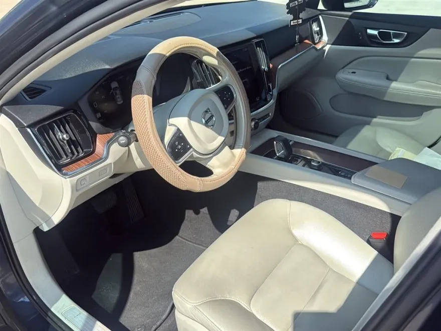 2022 Volvo S60 Momentum photo 1