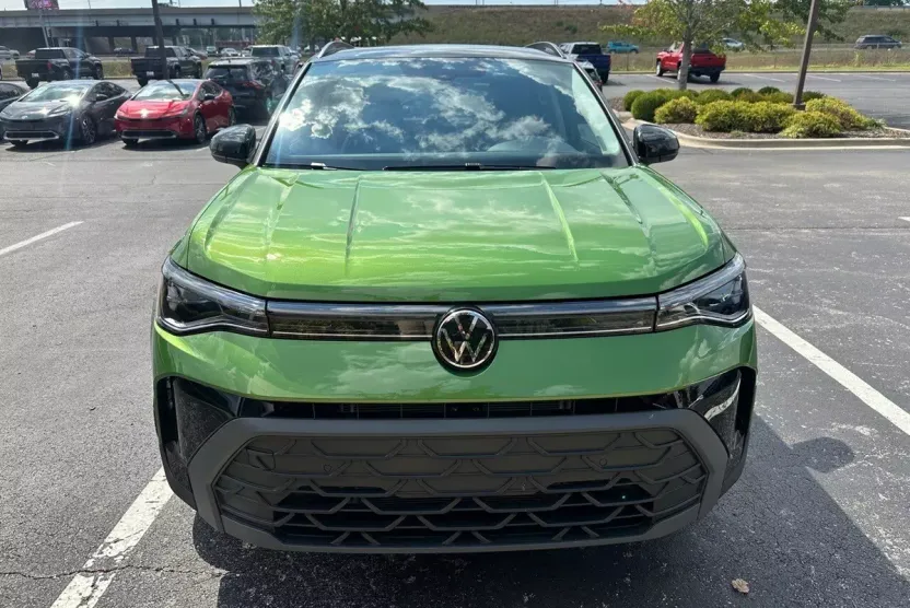 2025 Volkswagen Taos SE photo 1
