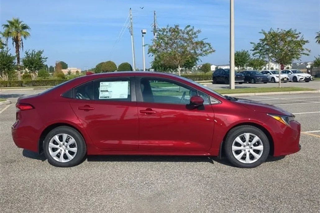 2025 Toyota Corolla LE photo 1