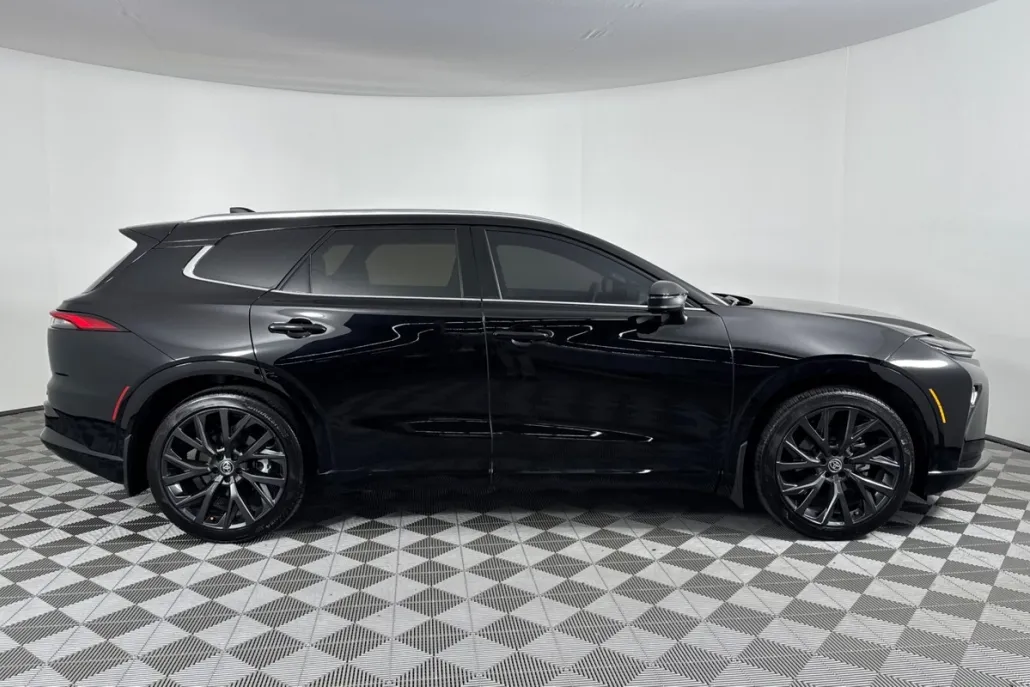 2025 Toyota Crown Signia Limited photo 1