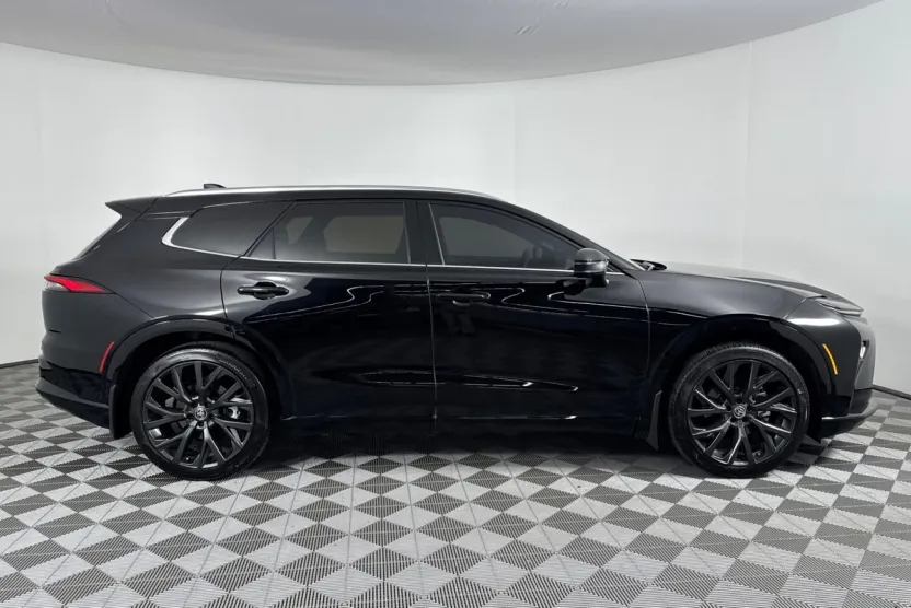 2025 Toyota Crown Signia Limited photo 1