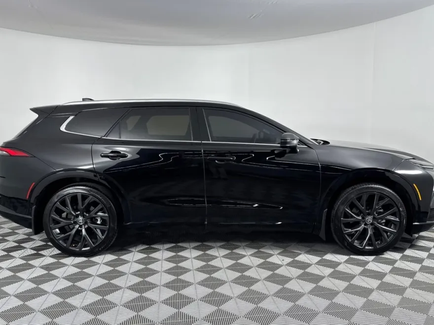 2025 Toyota Crown Signia Limited photo 1