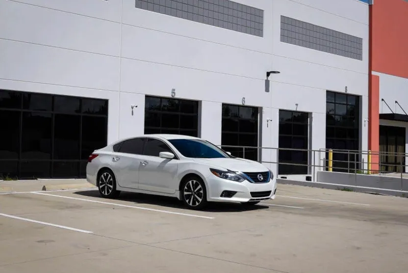 2016 Nissan Altima 2.5 SR photo 1