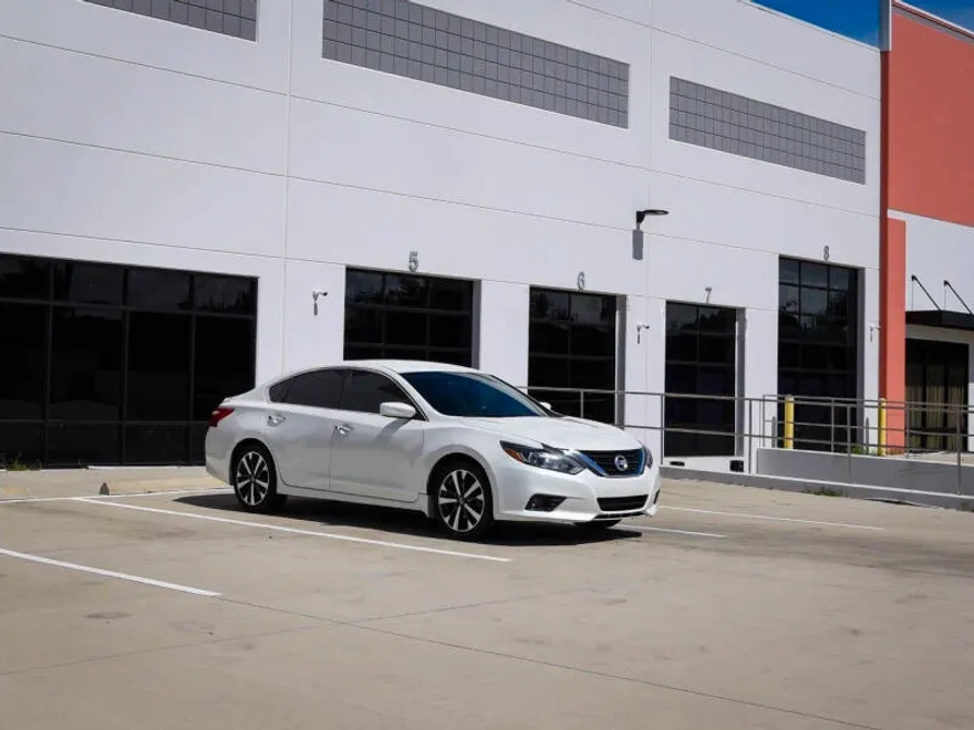 2016 Nissan Altima 2.5 SR photo 1