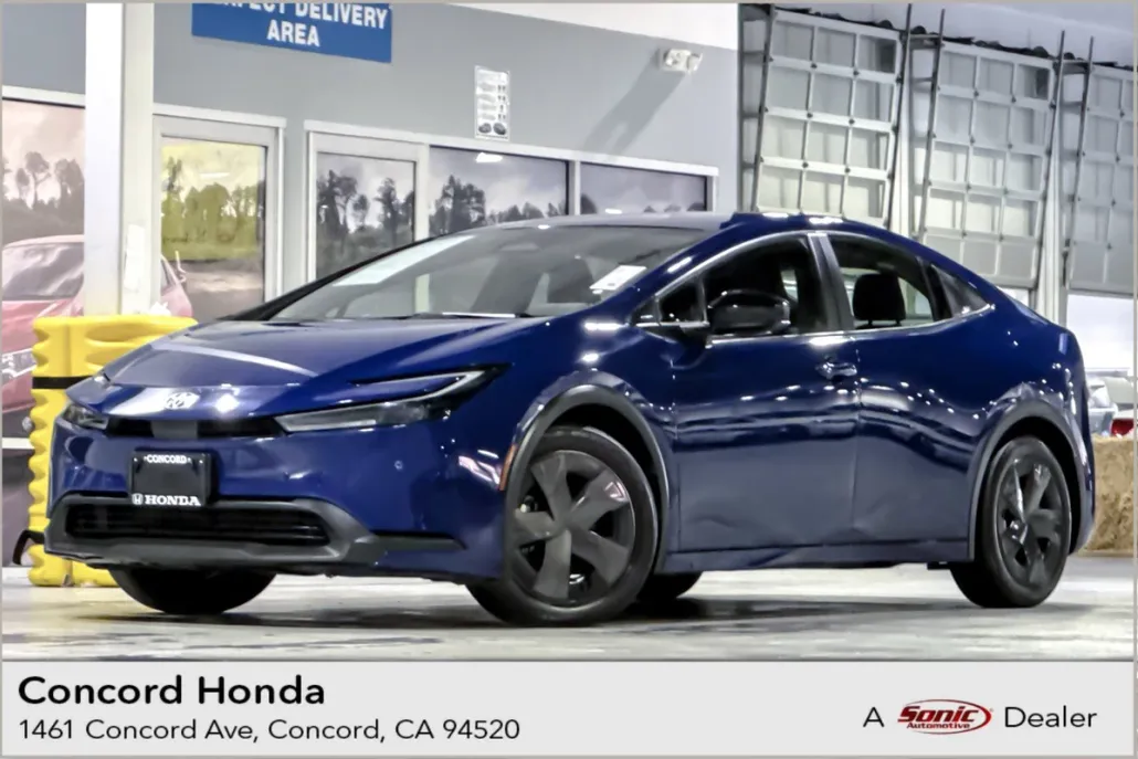 2023 Toyota Prius LE photo 1