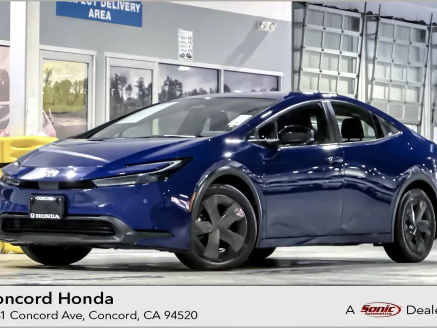 2023 Toyota Prius LE photo 1