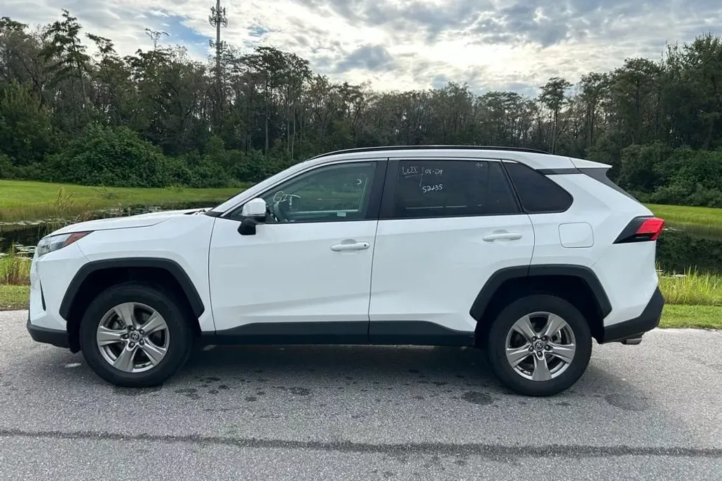 2022 Toyota RAV4 XLE photo 1