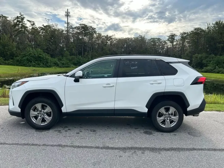 2022 Toyota RAV4 XLE photo 1