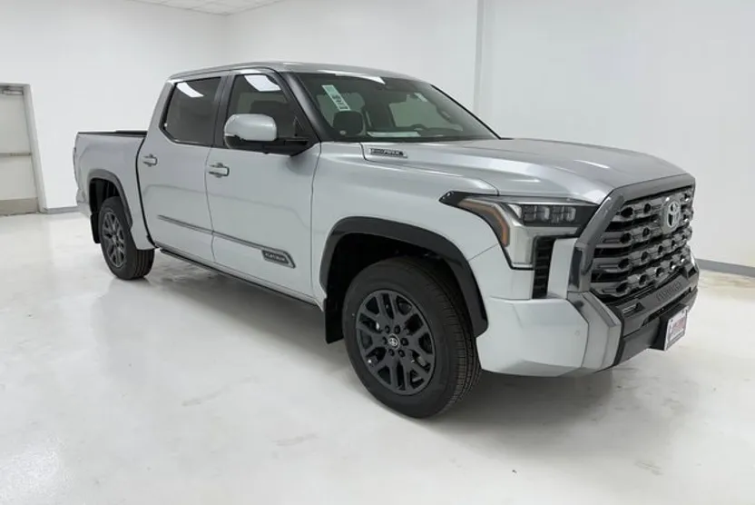 2025 Toyota Tundra Platinum photo 1