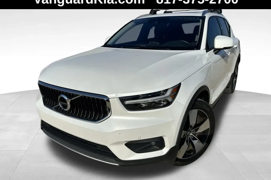 2021 Volvo XC40 Momentum photo 1