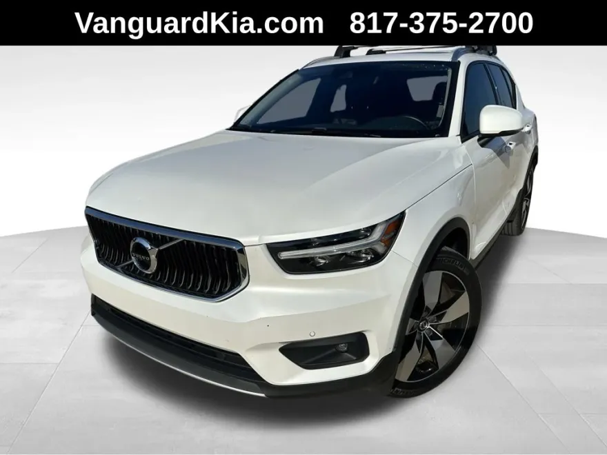 2021 Volvo XC40 Momentum photo 1