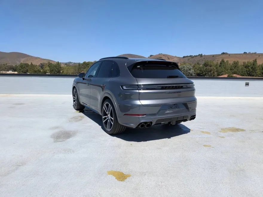 2025 Porsche Cayenne GTS photo 1