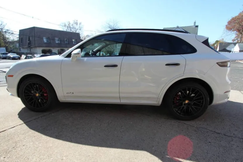 2021 Porsche Cayenne GTS photo 1