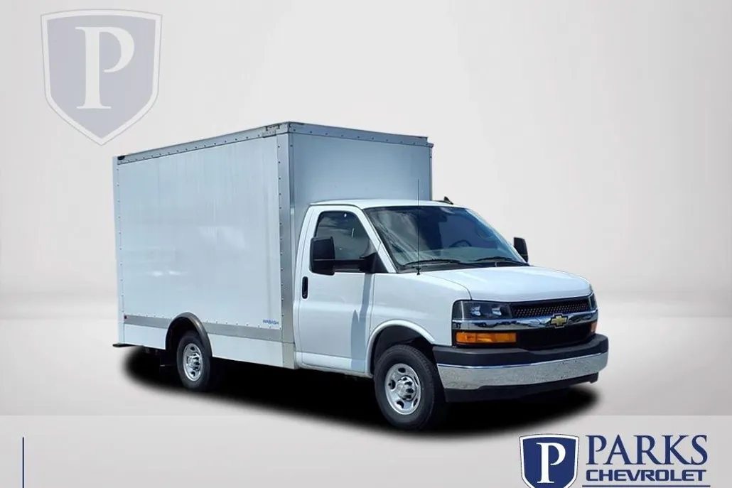 2024 Chevrolet Express Cutaway 3500 photo 1