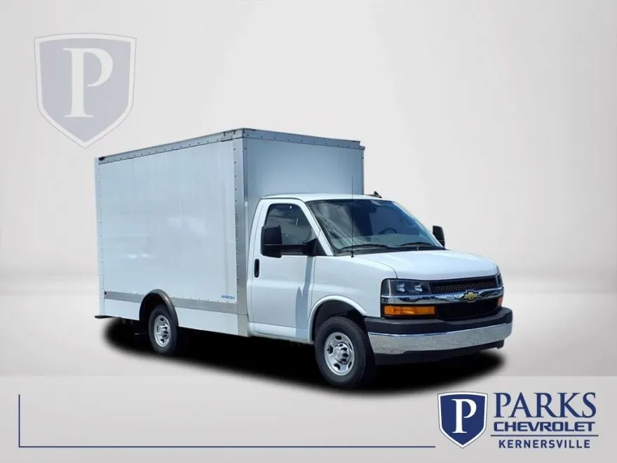 2024 Chevrolet Express Cutaway 3500 photo 1