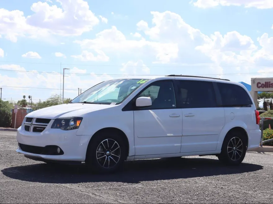 2016 Dodge Grand Caravan R/T photo 1