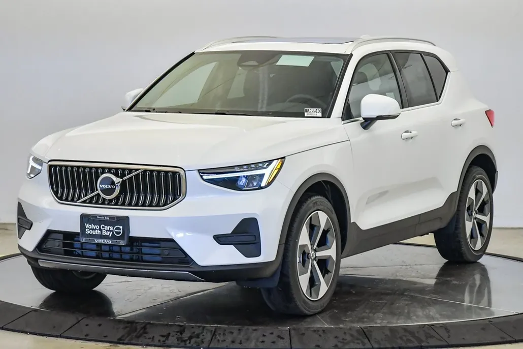 2025 Volvo XC40 AWD Core photo 1