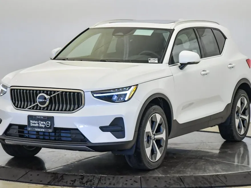 2025 Volvo XC40 AWD Core photo 1