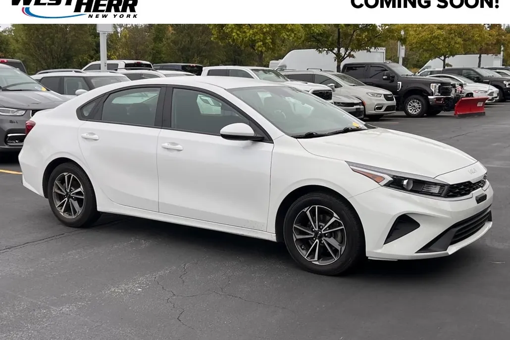 2023 Kia Forte LXS photo 1