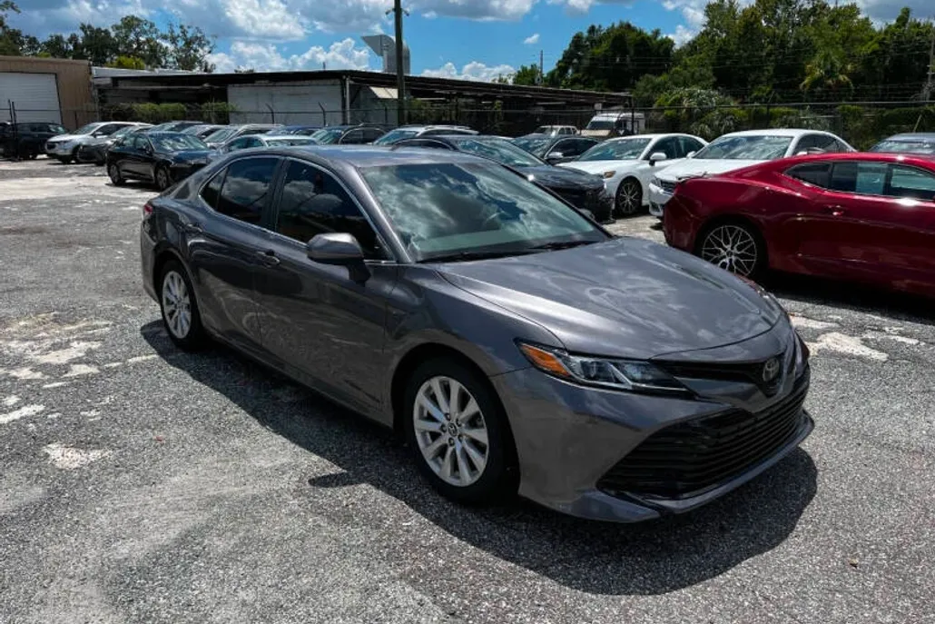 2019 Toyota Camry LE photo 1