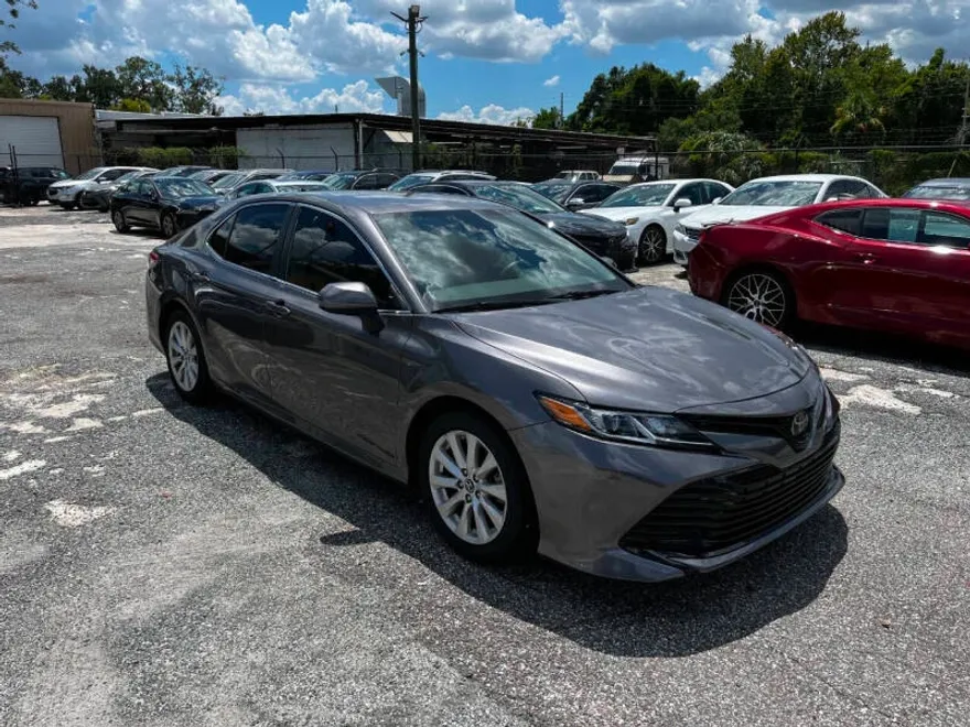 2019 Toyota Camry LE photo 1