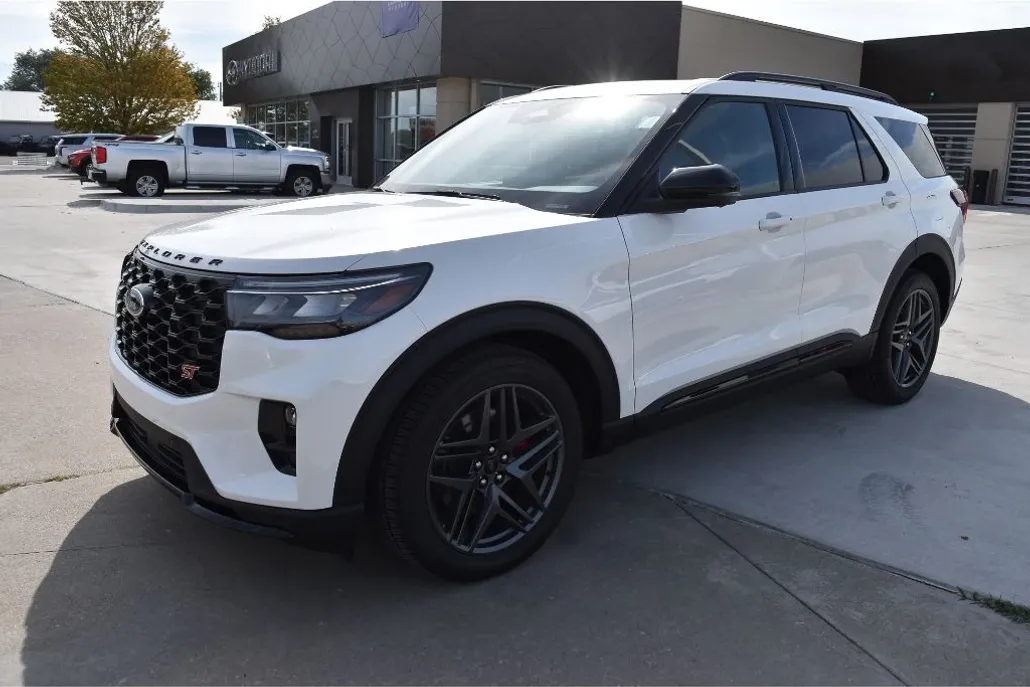 2025 Ford Explorer ST photo 1