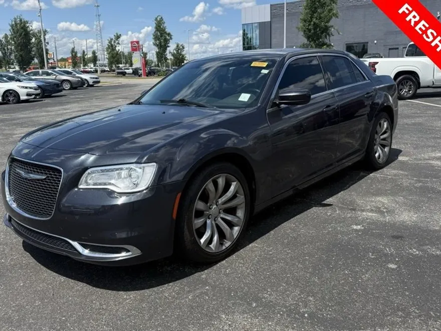 2017 Chrysler 300 Limited photo 1