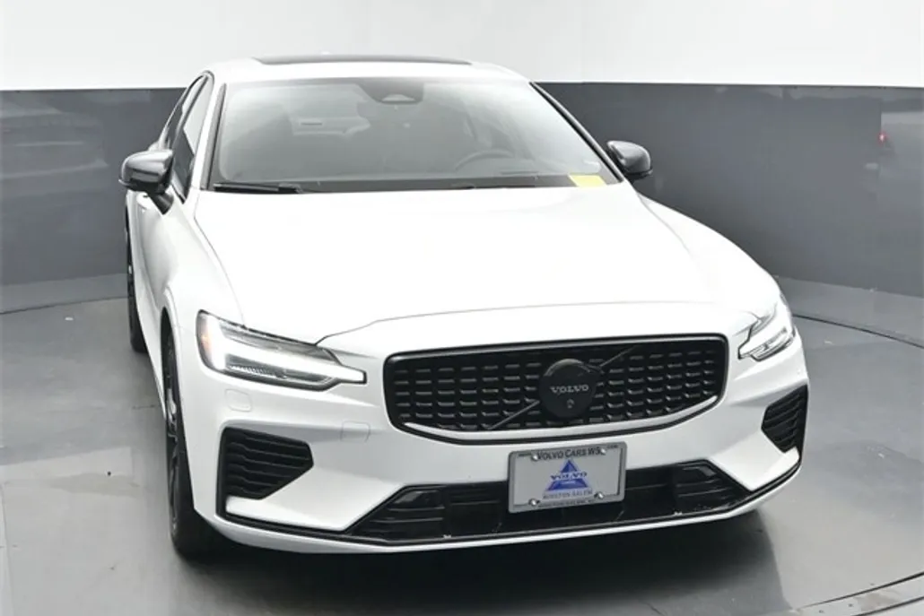 2024 Volvo S60 Ultimate Black Edition photo 1