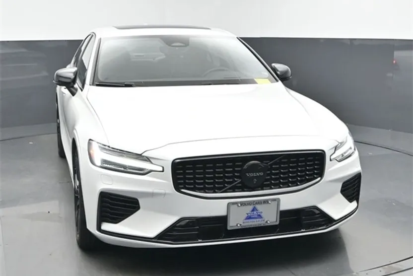 2024 Volvo S60 Ultimate Black Edition photo 1