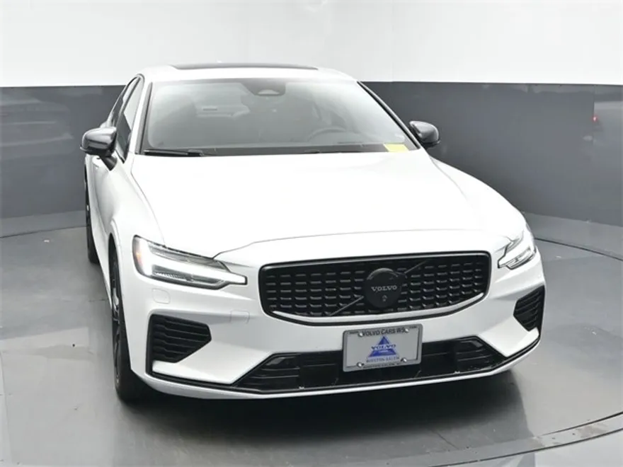 2024 Volvo S60 Ultimate Black Edition photo 1