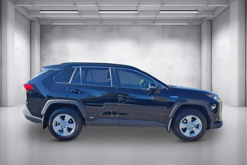 2020 Toyota RAV4 Hybrid LE photo 1
