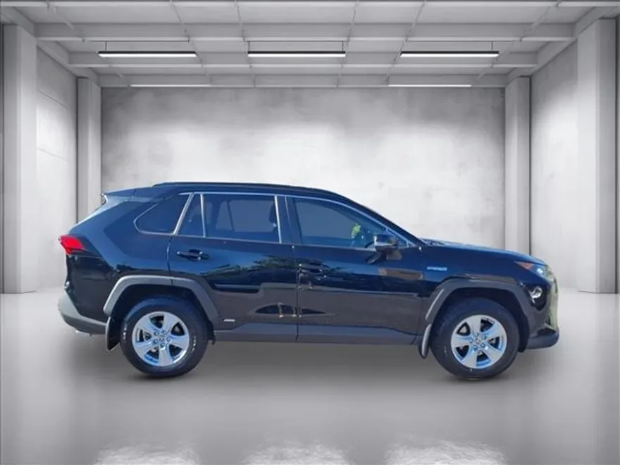 2020 Toyota RAV4 Hybrid LE photo 1