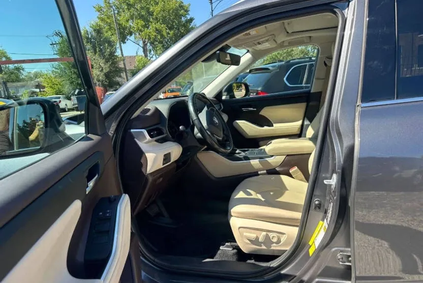 2021 Toyota Highlander Hybrid XLE photo 1
