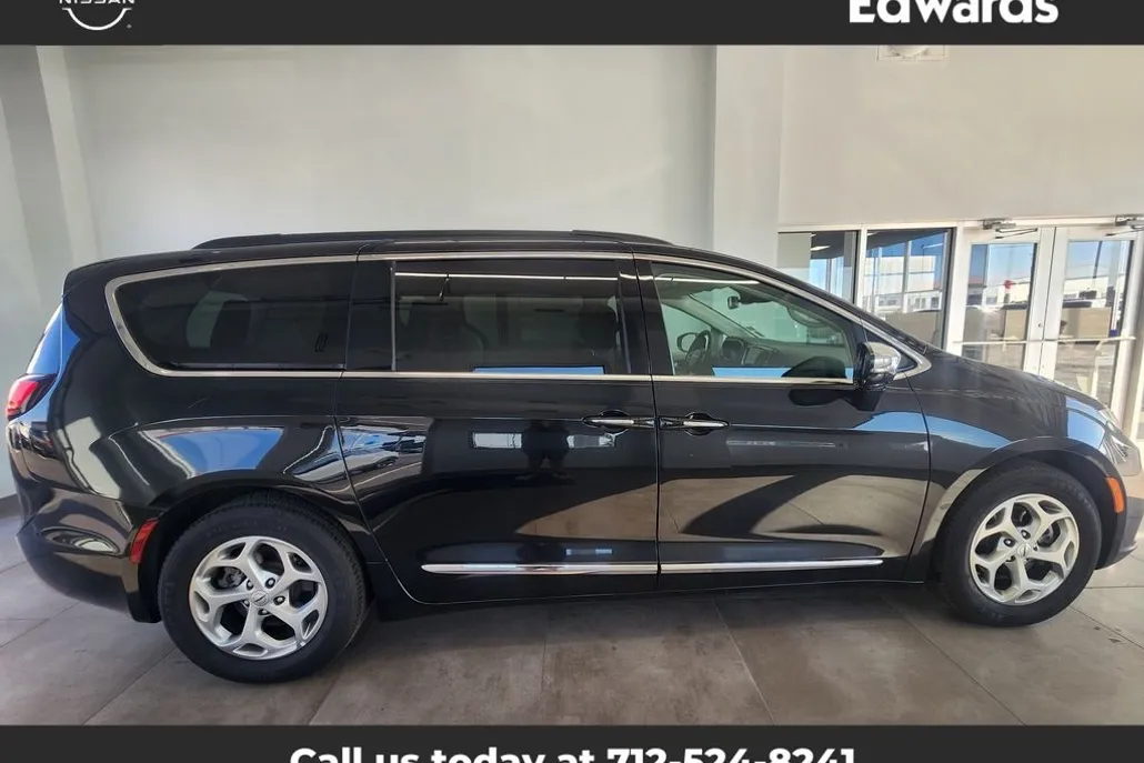 2023 Chrysler Pacifica Limited photo 1