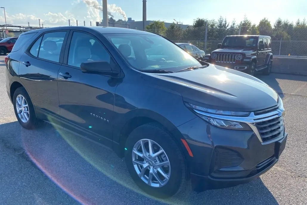 2022 Chevrolet Equinox LS photo 1