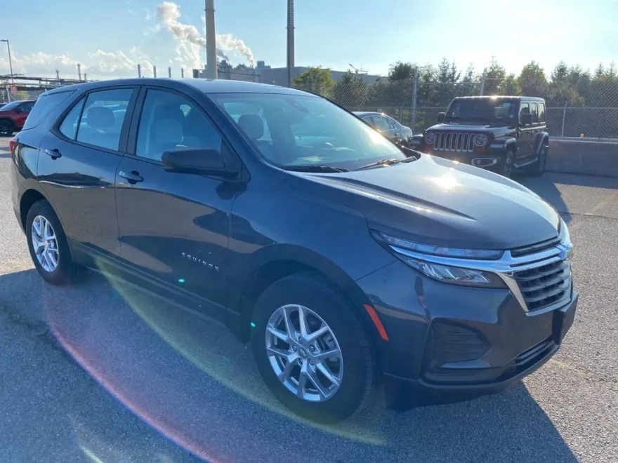 2022 Chevrolet Equinox LS photo 1