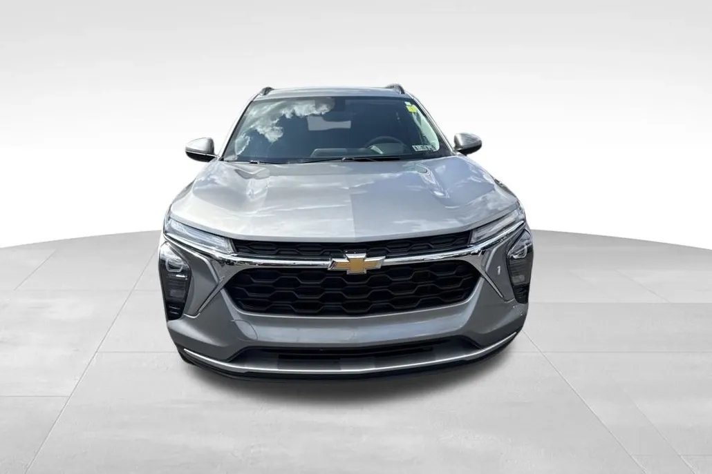 2024 Chevrolet Trax LT photo 1