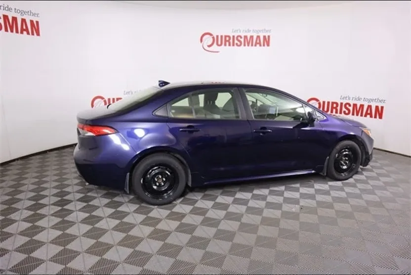 2021 Toyota Corolla LE photo 1