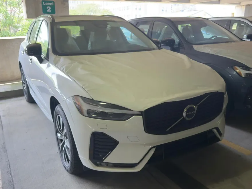 2025 Volvo XC60 B5 Core photo 1