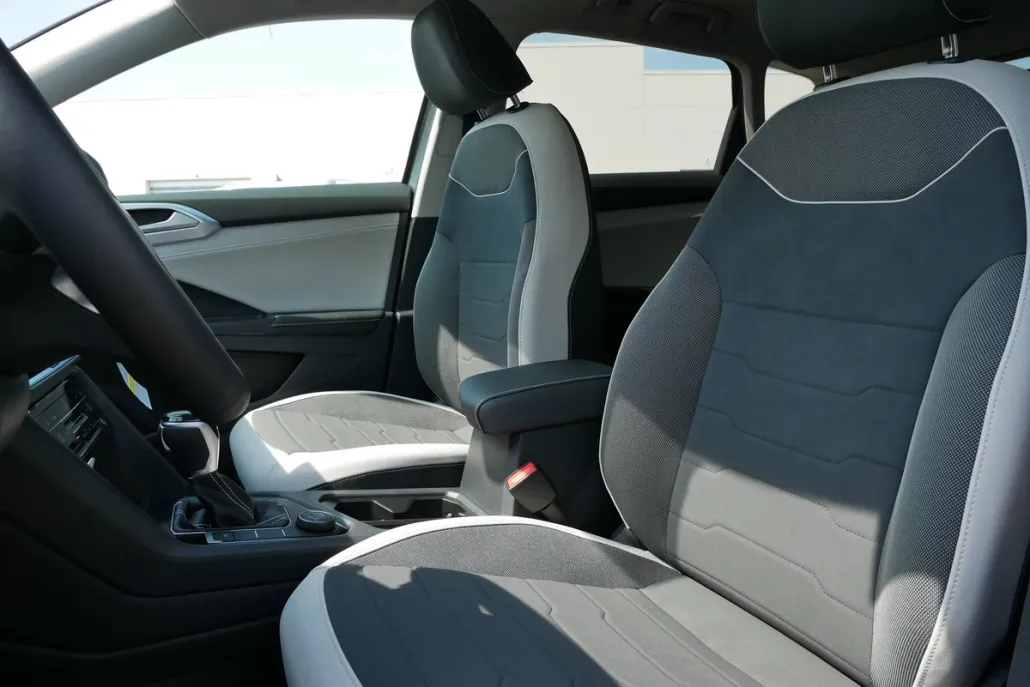 2025 Volkswagen Taos SE photo 1