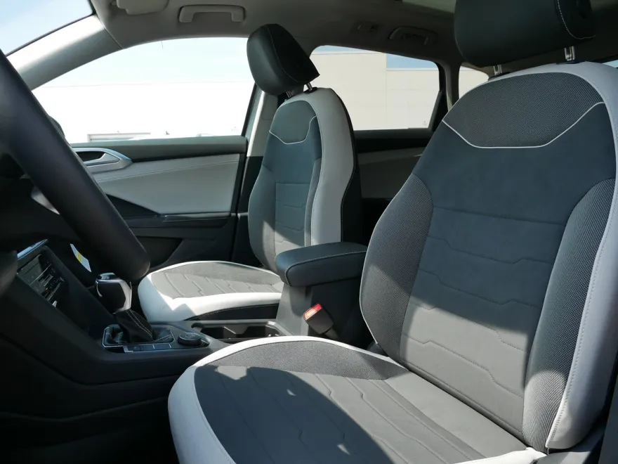 2025 Volkswagen Taos SE photo 1