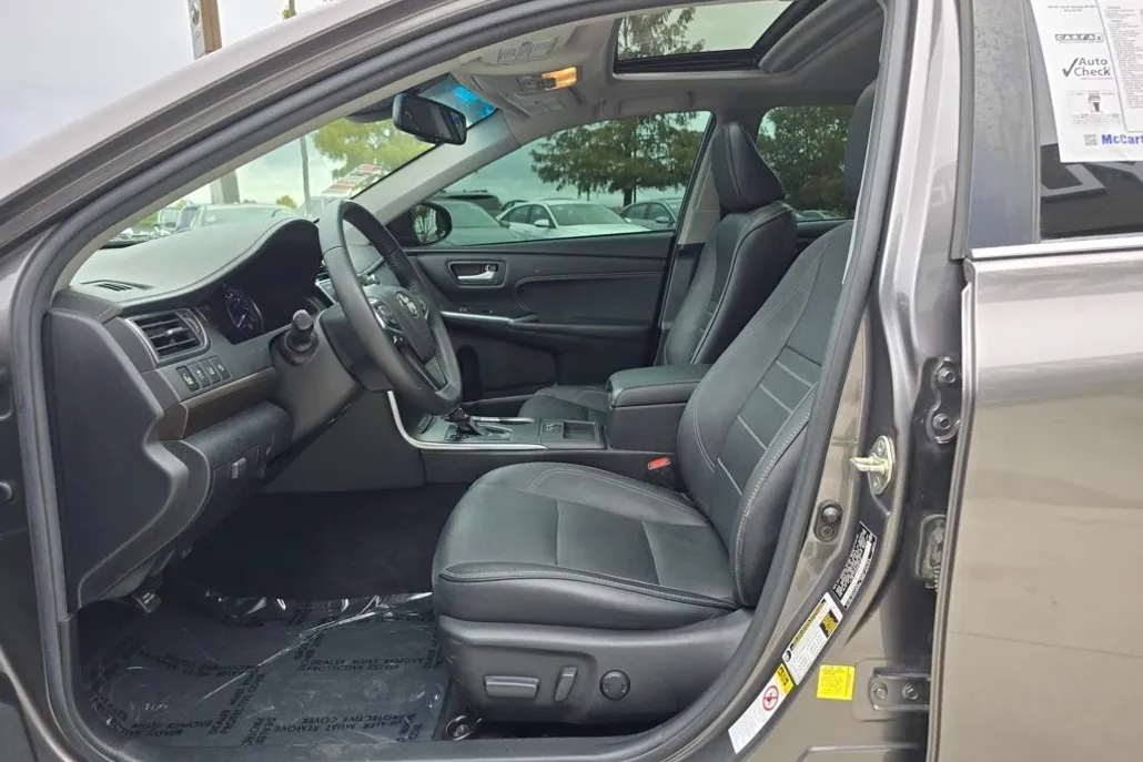 2017 Toyota Camry XLE photo 1