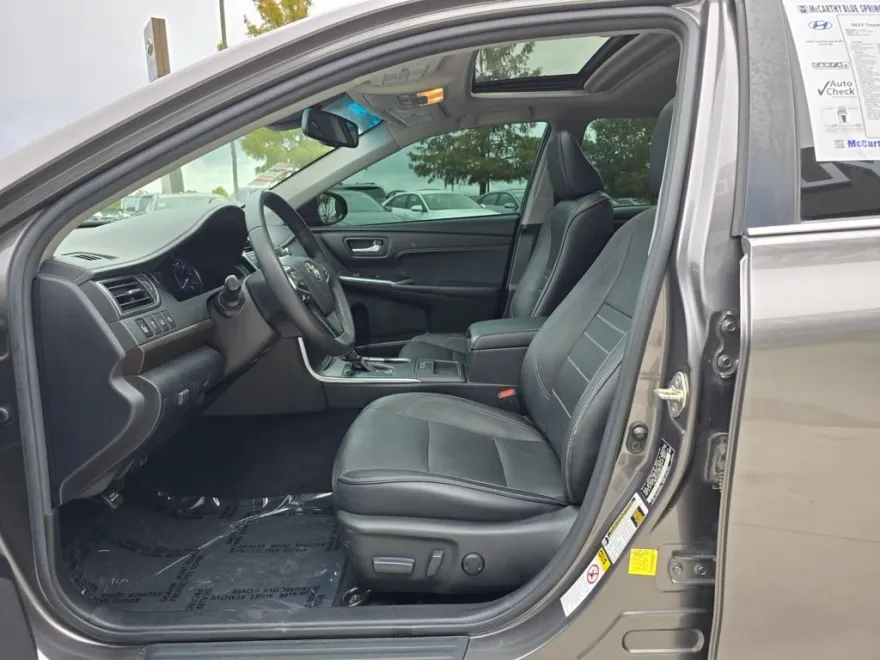 2017 Toyota Camry XLE photo 1