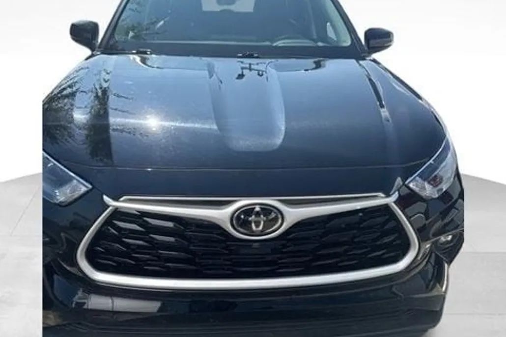 2023 Toyota Highlander XLE photo 1