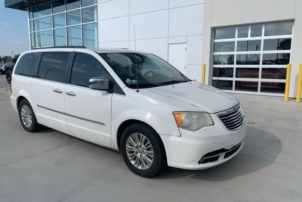2012 Chrysler Town & Country photo 1