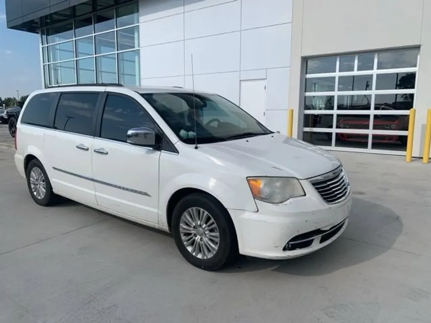 2012 Chrysler Town & Country photo 1