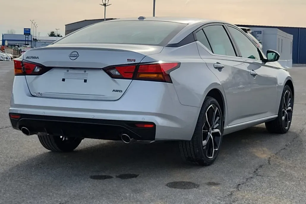 2025 Nissan Altima SR photo 1