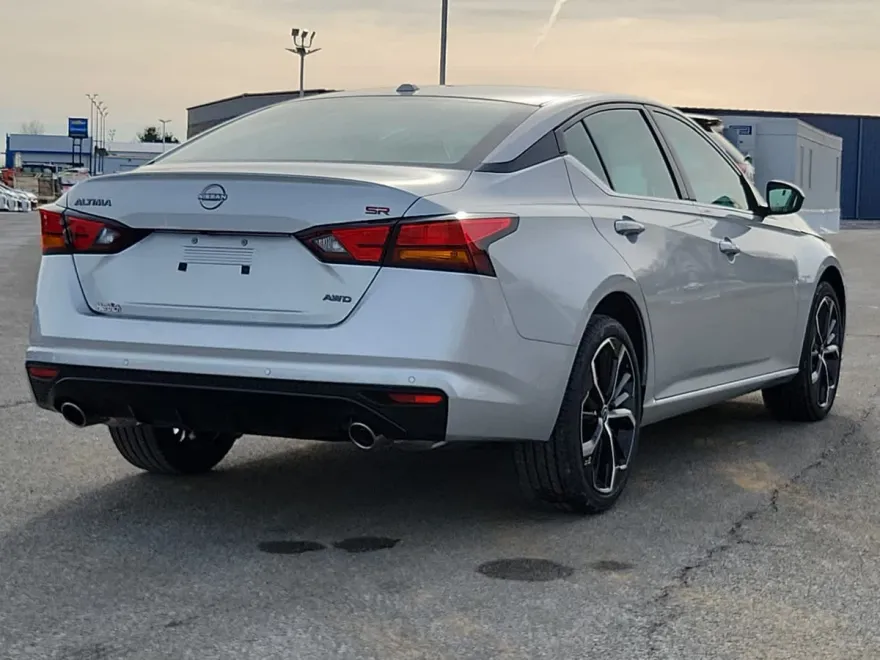 2025 Nissan Altima SR photo 1